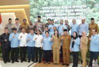 Menteri Kehutanan, Ketua Komisi IV DPR RI dan Rombongan saat melakukan pertemuan dengan Kepala Daerah Se-Maluku Utara dan Stakeholer terkait di Resto Royal Ternate pada Selasa (23/9/2025). Foto : ist