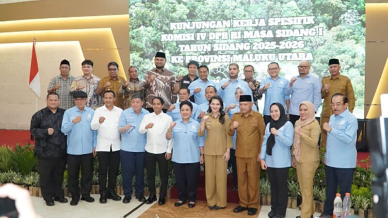 Menteri Kehutanan, Ketua Komisi IV DPR RI dan Rombongan saat melakukan pertemuan dengan Kepala Daerah Se-Maluku Utara dan Stakeholer terkait di Resto Royal Ternate pada Selasa (23/9/2025). Foto : ist