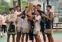 Tim SMA Jubilee mengangkat tropi juara Festival Bola Basket BPK Penabur I/2025 (Foto : Adi)