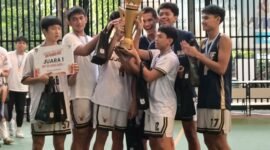 Tim SMA Jubilee mengangkat tropi juara Festival Bola Basket BPK Penabur I/2025 (Foto : Adi)