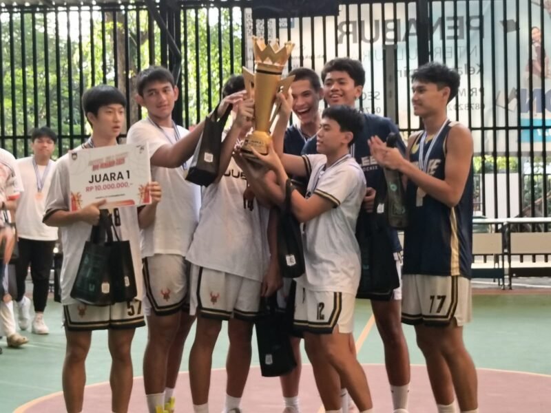 Tim SMA Jubilee mengangkat tropi juara Festival Bola Basket BPK Penabur I/2025 (Foto : Adi)