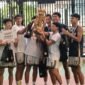 Tim SMA Jubilee mengangkat tropi juara Festival Bola Basket BPK Penabur I/2025 (Foto : Adi)