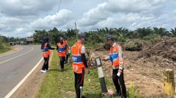 Jelang Libur Nataru, BPTD Babel Lakukan Pemasangan dan Pembersihan Fasilitas Keselamatan Jalan