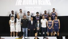 Dirut IBL Junas Miradiarsyah bersama tim Dewa United Banten dan Pelita Jaya Basketball (Foto : Eko Djatmiko)