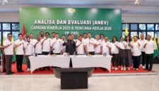 Ketum PP PBSI Fadil Imran bersama jajaran pengurus (Foto : Humas PBSI)