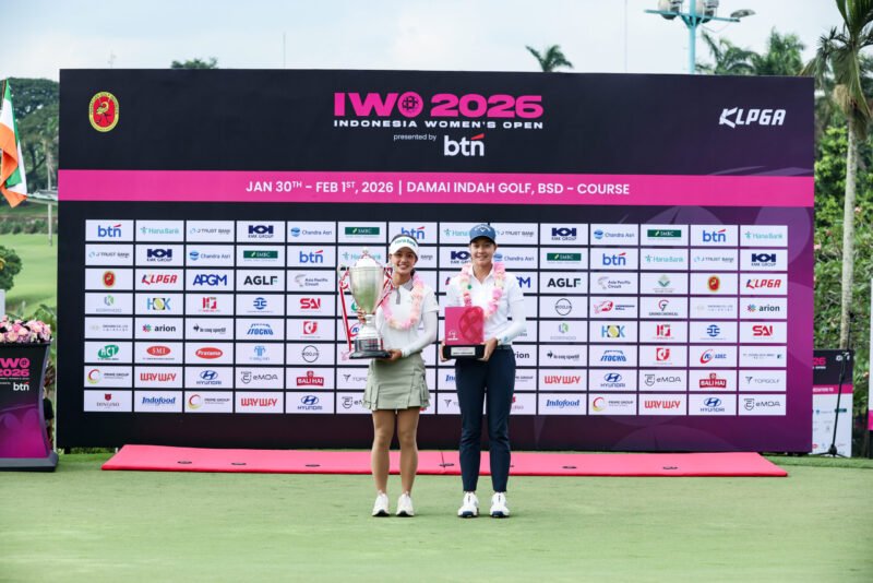 Jaravee Boonchant dan Prim Prachanakorn dengan tropi jauara IWO 2026 (Foto by IWO 2026)