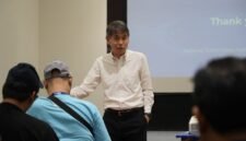 Ketua Komite wasit dan Departemen Wasit Yoshimi Ogawa berdiskusi dengan awak media (Foto : Media PSSI)