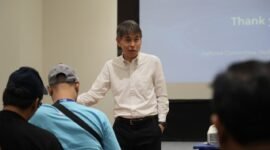 Ketua Komite wasit dan Departemen Wasit Yoshimi Ogawa berdiskusi dengan awak media (Foto : Media PSSI)