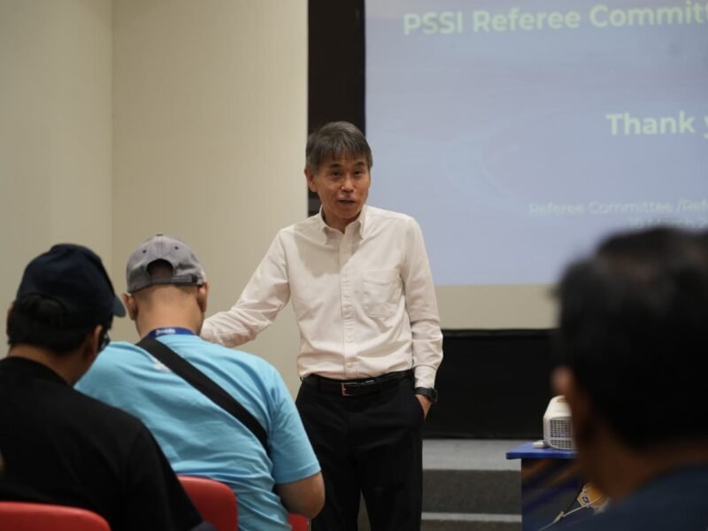 Ketua Komite wasit dan Departemen Wasit Yoshimi Ogawa berdiskusi dengan awak media (Foto : Media PSSI)