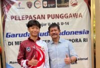 Pesepakbola muda berusia 14 tahun, Bintang Sinaga Air, bersama Indra Sjafrie di ruangan Media Center Kemenpora, Senin (15/6). Foto : ist