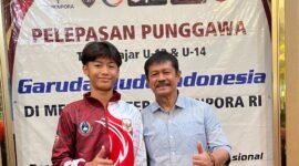 Pesepakbola muda berusia 14 tahun, Bintang Sinaga Air, bersama Indra Sjafrie di ruangan Media Center Kemenpora, Senin (15/6). Foto : ist