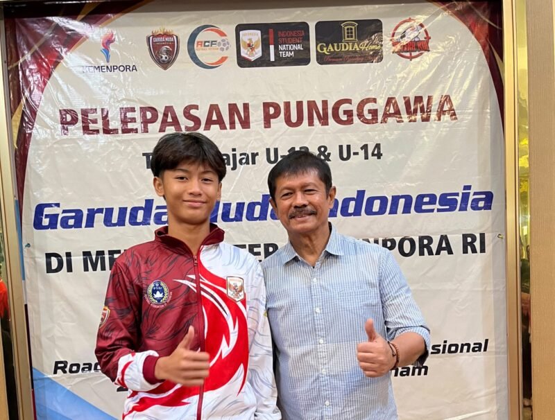 Pesepakbola muda berusia 14 tahun, Bintang Sinaga Air, bersama Indra Sjafrie di ruangan Media Center Kemenpora, Senin (15/6). Foto : ist