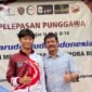 Pesepakbola muda berusia 14 tahun, Bintang Sinaga Air, bersama Indra Sjafrie di ruangan Media Center Kemenpora, Senin (15/6). Foto : ist
